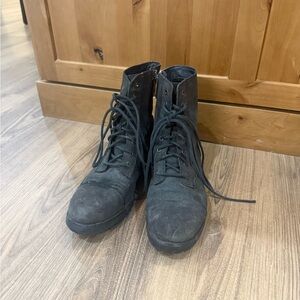 UGG Women’s Charcoal\Black Lace-Up Boots